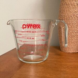 PYREX 2 Cups Clear Glass Measuring Cup with Handle Red Graphics Green Tone Rim